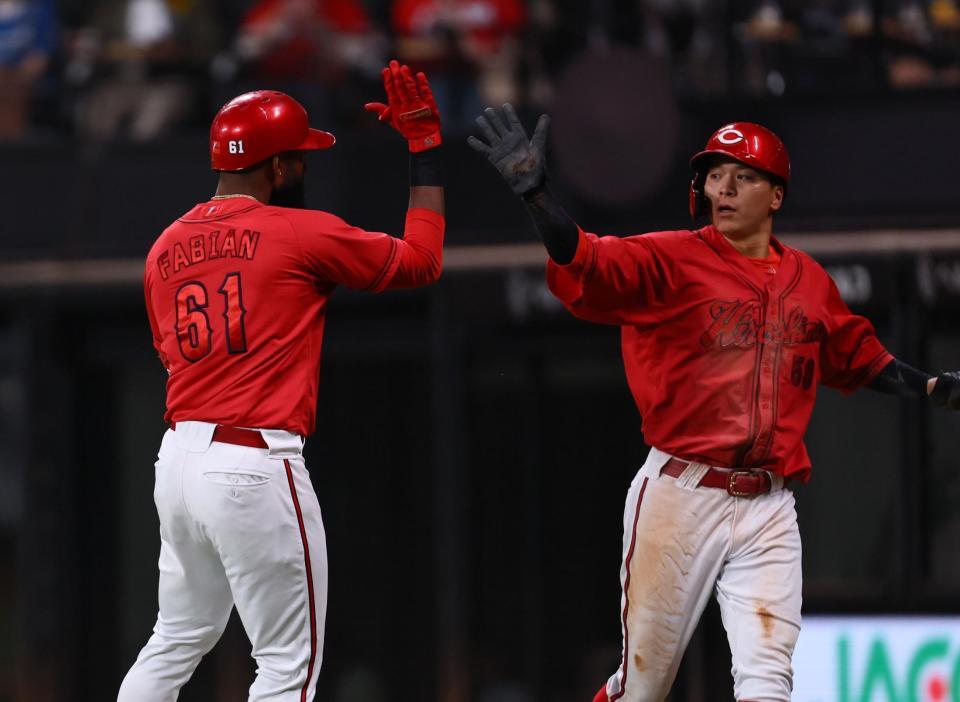 　５回、ファビアン（左）の犠飛で生還し、タッチを交わす大盛（撮影・中島達哉）