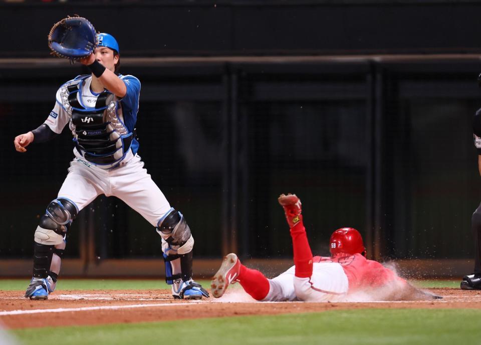 　５回、ファビアンの犠飛で生還した大盛（捕手・伏見）＝撮影・中島達哉