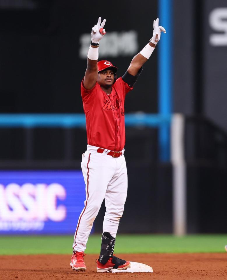 　７回、２点適時二塁打を放ち、ベンチに向かってポーズをとるモンテロ（撮影・中島達哉）