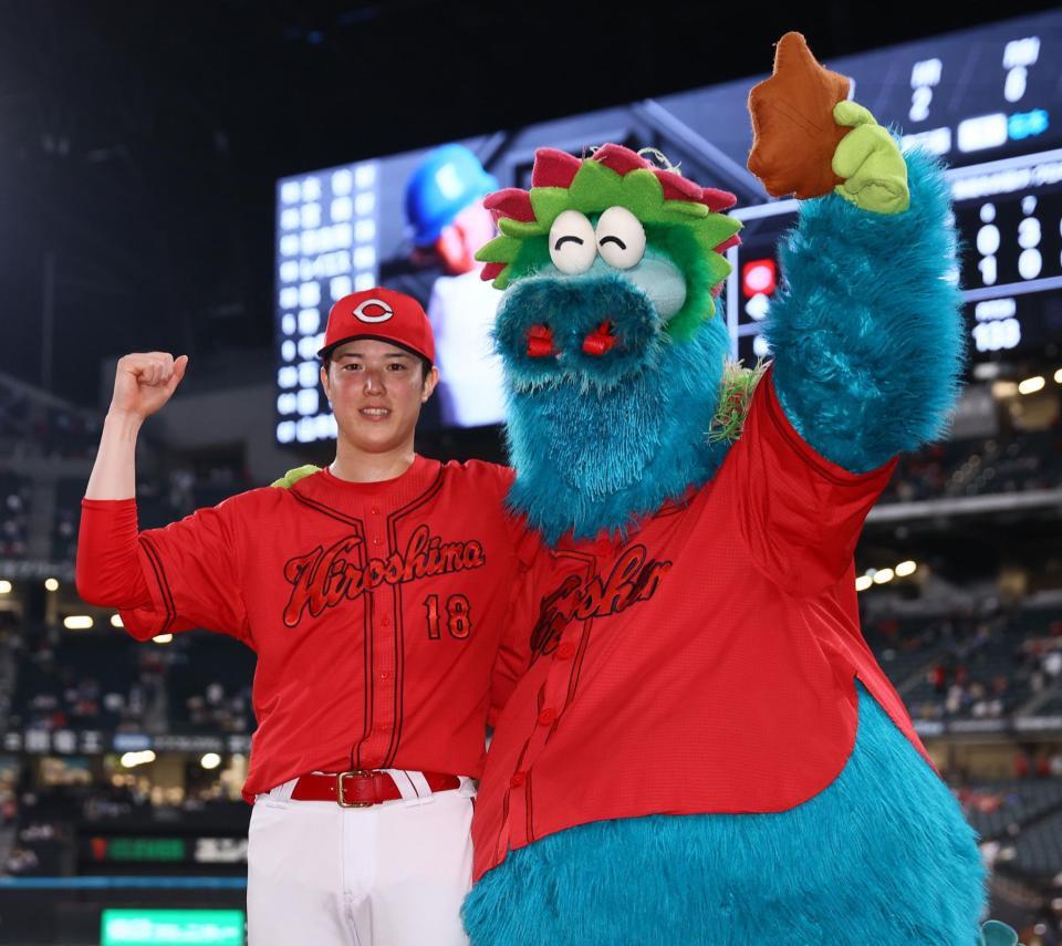 　スラィリーとガッツポーズをする森下（撮影・中島達哉）