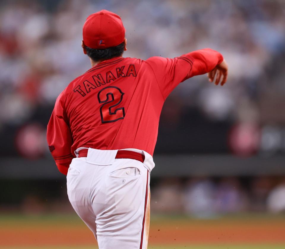 　２回、野村の三塁線の打球を処理し、一塁へ送球する田中（撮影・中島達哉）