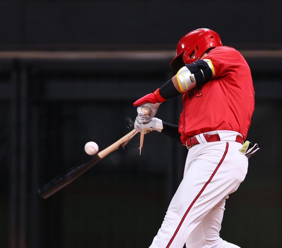 　４回、バットを折りながらショートへの適時内野安打を放つ末包（撮影・中島達哉）