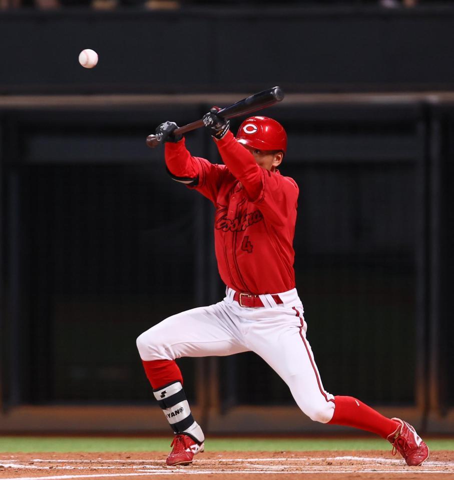 　２回、スクイズを試みるもフライアウトになる矢野（撮影・中島達哉）