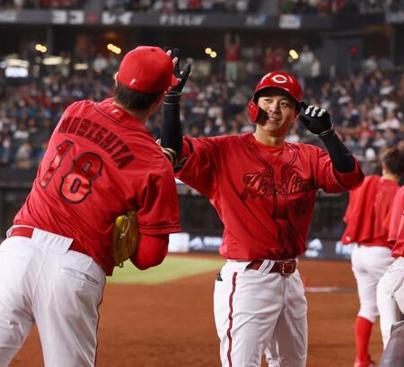 　７回、ソロを放ち、森下（左）とタッチを交わす大盛（撮影・中島達哉）