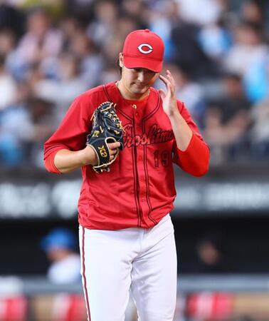 　３回、レイエスに２ランを許し、ベンチに戻る床田（撮影・中島達哉）