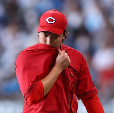 　４回、郡司にソロを浴び、汗をぬぐう床田（撮影・中島達哉）