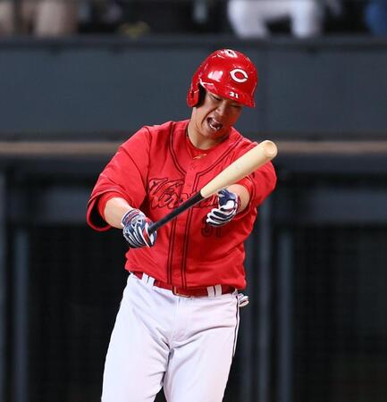 　７回、空振り三振を喫する坂倉（撮影・中島達哉）