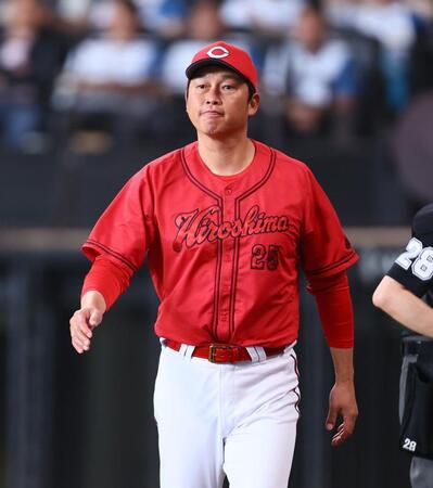 　６回、選手交代を告げる新井監督（撮影・中島達哉）