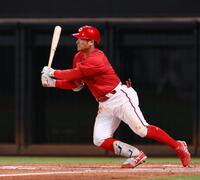 　５回、右前打を放つ田中（撮影・中島達哉）