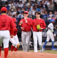 　完投勝利を挙げ、ナインとタッチを交わす森下（右）＝撮影・中島達哉