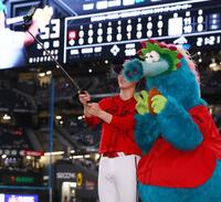 　スラィリーと自撮りする森下（撮影・中島達哉）