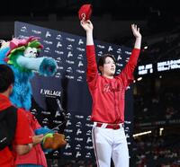 　スタンドのファンの歓声に応える森下（撮影・中島達哉）