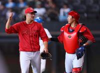 　２回、ベンチに戻る床田（左）と石原（撮影・中島達哉）