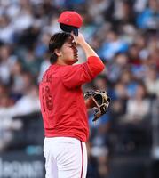 　３回、汗をぬぐう床田（撮影・中島達哉）