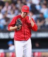 　３回、レイエスに２ランを許し、ベンチに戻る床田（撮影・中島達哉）