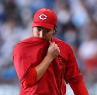 　４回、郡司にソロを浴び、汗をぬぐう床田（撮影・中島達哉）