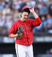 　４回、郡司にソロを浴び、顔をしかめながらベンチに戻る床田（撮影・中島達哉）