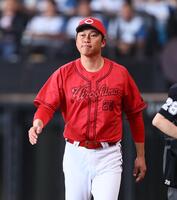 　６回、選手交代を告げる新井監督（撮影・中島達哉）