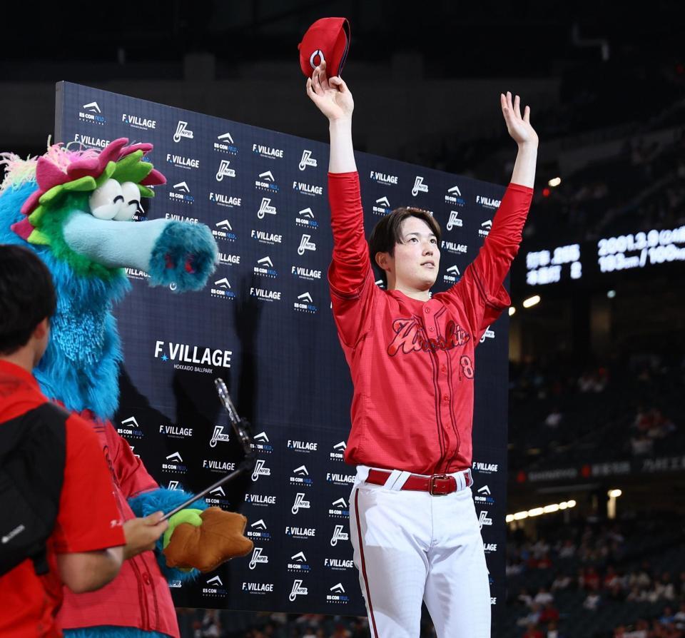 　スタンドのファンの歓声に応える森下（撮影・中島達哉）