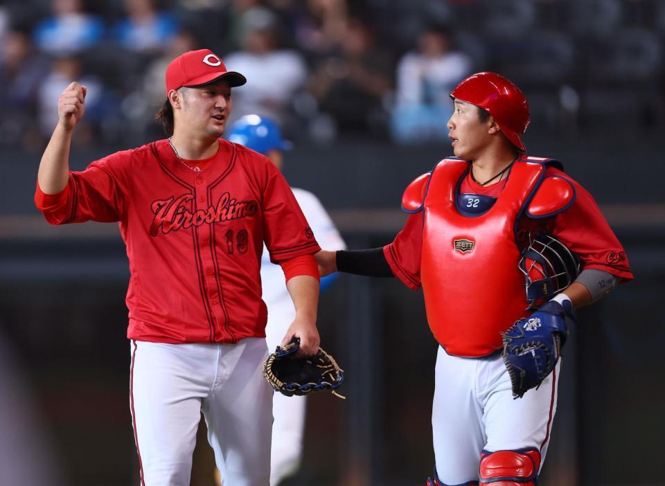 　２回、ベンチに戻る床田（左）と石原（撮影・中島達哉）