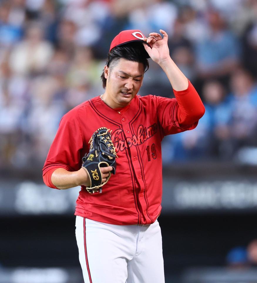 　４回、郡司にソロを浴び、顔をしかめながらベンチに戻る床田（撮影・中島達哉）