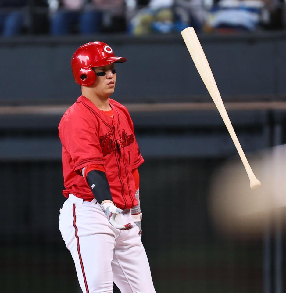 　７回、空振り三振を喫する小園（撮影・中島達哉）