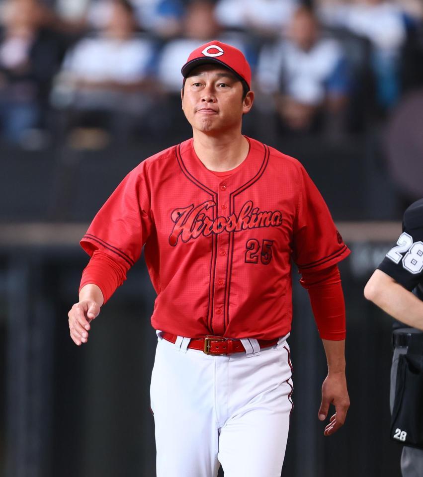 　６回、選手交代を告げる新井監督（撮影・中島達哉）