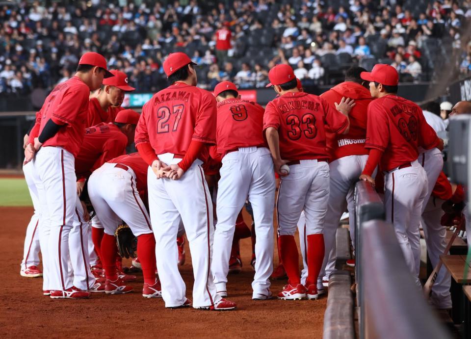 　４回終了後に円陣を組む広島ナイン（撮影・中島達哉）