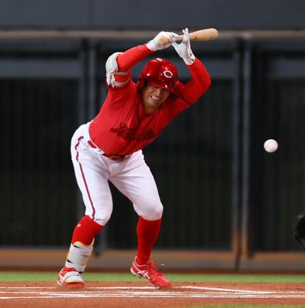 　１回、死球を受ける田中（撮影・中島達哉）
