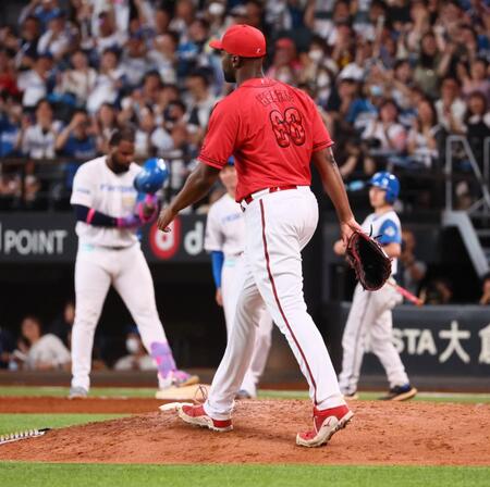 　９回、レイエス（左）に同点打を許したハーン（撮影・中島達哉）