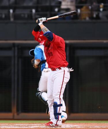 　１０回、空振り三振を喫する石原（撮影・中島達哉）