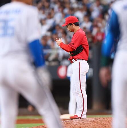 　８回、二塁へけん制悪送球し、失点した森浦（撮影・中島達哉）