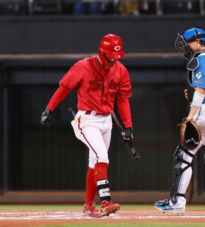 　１０回、空振り三振を喫する矢野（撮影・中島達哉）