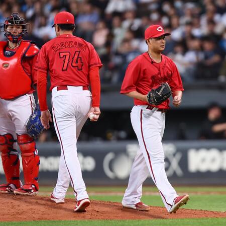 　８回、レイエスに犠飛を許し、降板する森（右）＝撮影・中島達哉