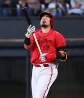 　７回、空振り三振を喫する末包（撮影・中島達哉）