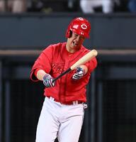 　７回、空振り三振を喫する坂倉（撮影・中島達哉）