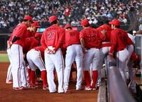 　４回終了後に円陣を組む広島ナイン（撮影・中島達哉）