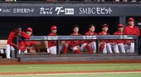 　９回、戦況を見つめる広島ナイン（撮影・中島達哉）