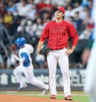 　４回、郡司（左）にソロを浴びた床田