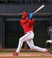 　１回、二塁打を放つファビアン（撮影・中島達哉）