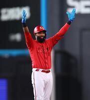 　１回、二塁打を放ち、ベンチに向かってポーズをとるファビアン（撮影・中島達哉）