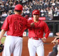 　１回、ファビアンの二塁打を水谷がファンブルする間に生還し、森（左）とタッチを交わす田中（撮影・中島達哉）