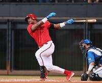 　６回、適時二塁打を放つモンテロ（撮影・中島達哉）