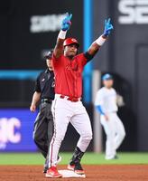 　６回、適時二塁打を放ち、ポーズを決めるモンテロ（撮影・中島達哉）