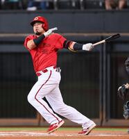 　６回、適時二塁打を放つ末包（撮影・中島達哉）