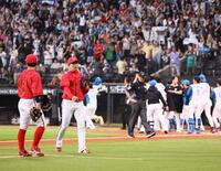 　１０回、田宮にサヨナラ本塁打を浴び、引き揚げる栗林（中央）＝撮影・中島達哉