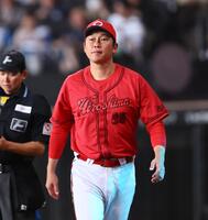 　７回、選手交代を告げる新井監督（撮影・中島達哉）