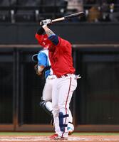 　１０回、空振り三振を喫する石原（撮影・中島達哉）