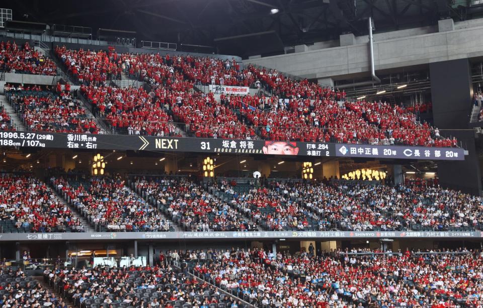 　三塁側スタンドを埋め尽くす広島ファン（撮影・中島達哉）
