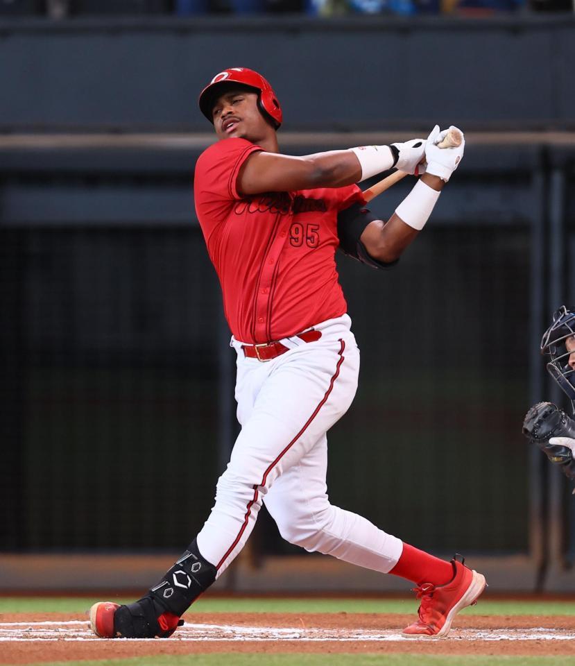 　６回、空振り三振を喫するモンテロ（撮影・中島達哉）